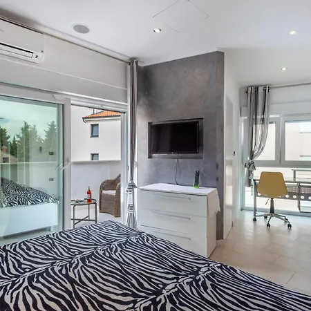 Bianco Nero - Happy Pula