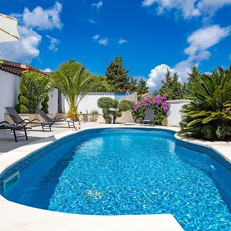Bianco Nero With Pool - Happy * Pula