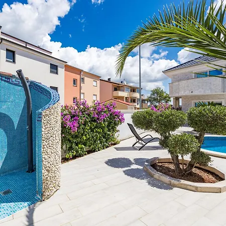 Bianco Nero With Pool - Happy * Pula
