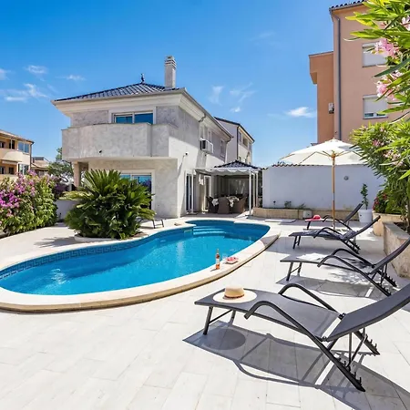 Bianco Nero With Pool - Happy