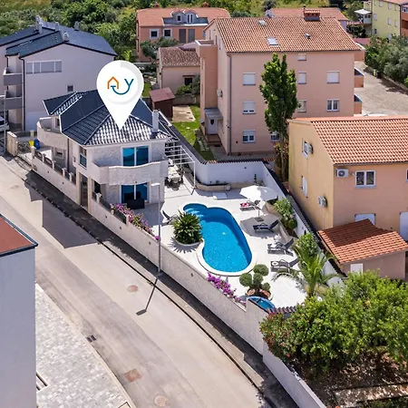 Bianco Nero With Pool - Happy Apartment Pula