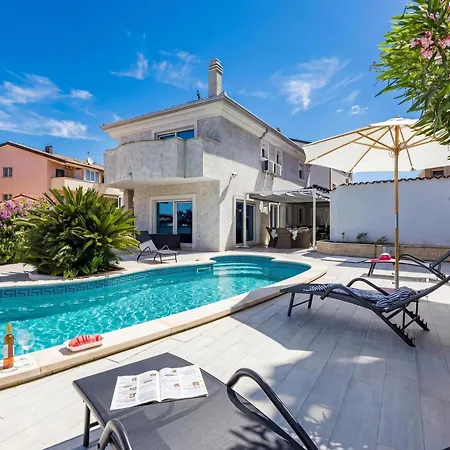 Bianco Nero With Pool - Happy