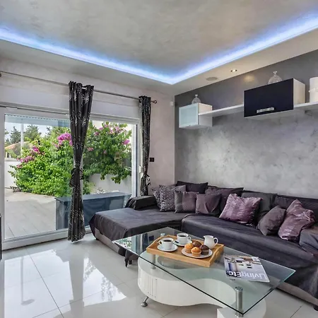 Bianco Nero With Pool - Happy Apartment