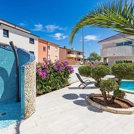 Bianco Nero With Pool - Happy Apartment Pula