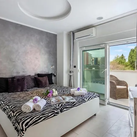 Bianco Nero With Pool - Happy Apartment