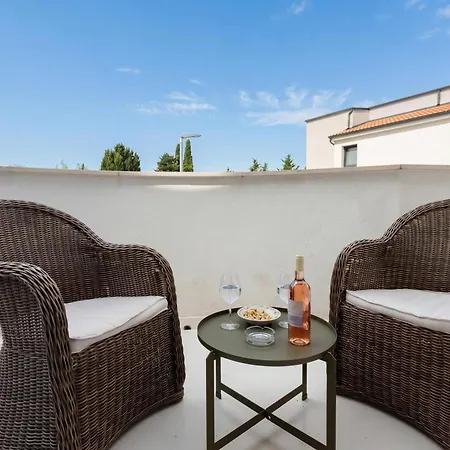 Bianco Nero With Pool - Happy Apartment Pula