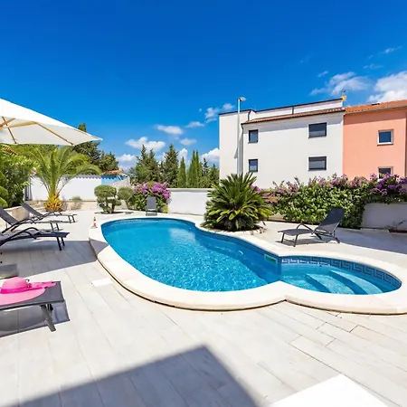 Bianco Nero With Pool - Happy Pula