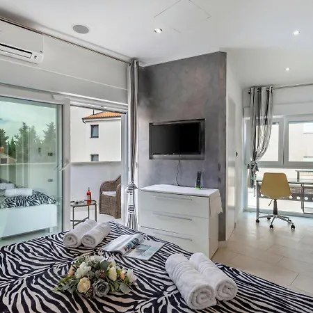 Apartment Bianco Nero With Pool - Happy *